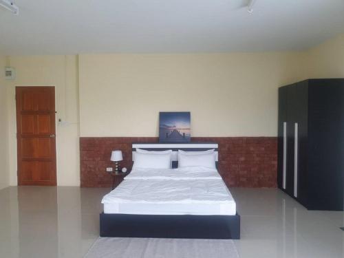 Ένα ή περισσότερα κρεβάτια σε δωμάτιο στο Ek Residence Banchang City