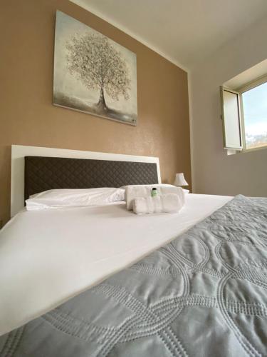 巴勒摩的住宿－Apartment Rua Formaggi，一间卧室配有一张床,床上有毛巾