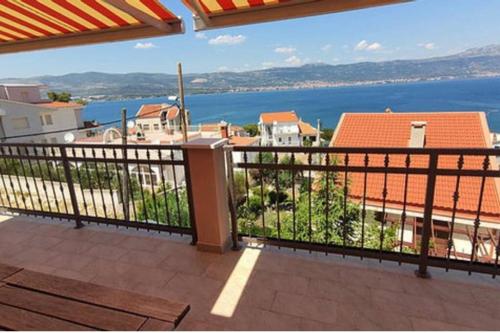 a balcony with a view of the water at Villa Mala - Pool - Jacuzzi - 5 min. zum Meer in Trogir