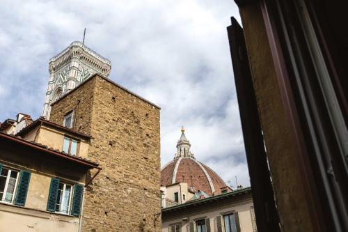 vistas a un edificio con torre y cúpula en Relais Tosinghi, en Florencia