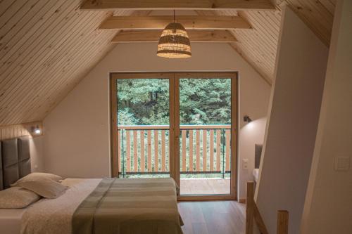 Ένα ή περισσότερα κρεβάτια σε δωμάτιο στο Domki na Zaciszu