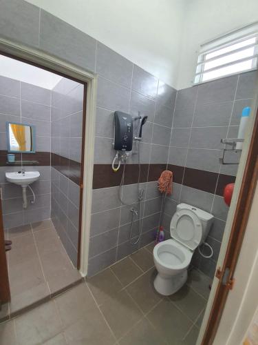 A bathroom at Casa De Rose KUBANG KERIAN