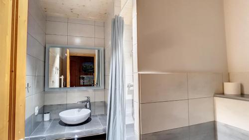 y baño con lavabo y espejo. en APPARTEMENT-3-CHAMBRES-8-COUCHAGES-WIFI-MONTRIOND-CHEBOURINS, en Montriond