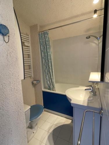 une petite salle de bain avec un lavabo et des toilettes dans l'établissement T2 mezzanine Seignosse Océan plein coeur du Penon, à Seignosse