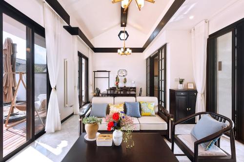 a living room with a couch and a table at Mayu Valley Hot Spring Homestay in Tengchong