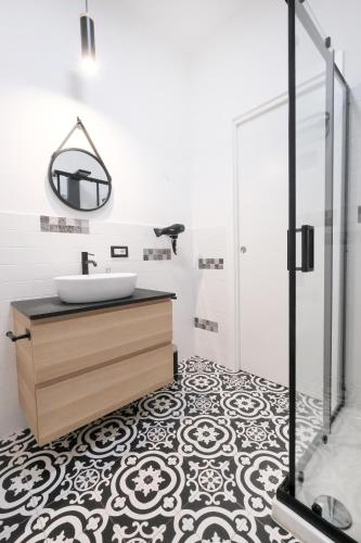 Bilik mandi di LH51 Rooms