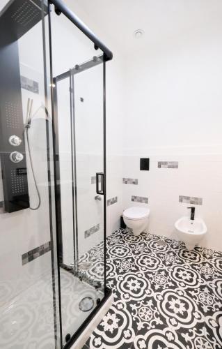 Bilik mandi di LH51 Rooms