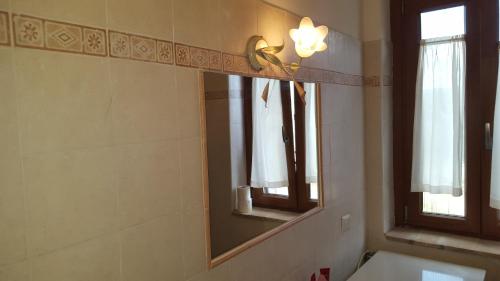 baño con espejo y lavabo en Casale Citerno, en Bolsena