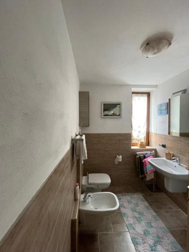 łazienka z umywalką i toaletą w obiekcie LA CASA DI PUCCI nel borgo affrescato di PARLASCO w mieście Cortenova