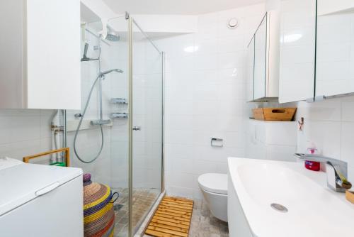 une salle de bain avec douche et toilettes dans l'établissement La Providence, à Nice