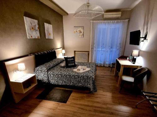 1 dormitorio con cama, mesa y escritorio en Il Casale nel Parco Guesthouse, en Roma