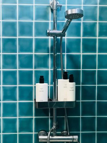 a shelf in a bathroom with blue tiles at Casa da Igreja Velha in Furnas