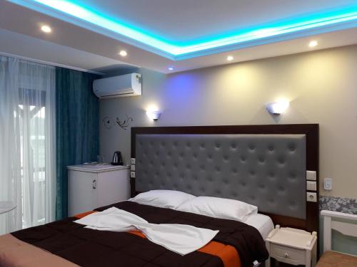 Blue Sea Beach Hotel tesisinde bir odada yatak veya yataklar