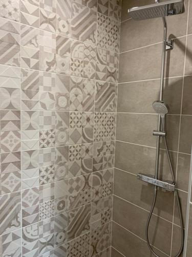 La salle de bains est pourvue d'une douche avec un pommeau de douche. dans l'établissement ENTRE RIVIERE ET FORET, à Vallon-Pont-dʼArc