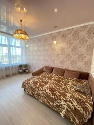 Odessa的住宿－Odessa Pearl Apartment，一间卧室配有一张床和一个吊灯