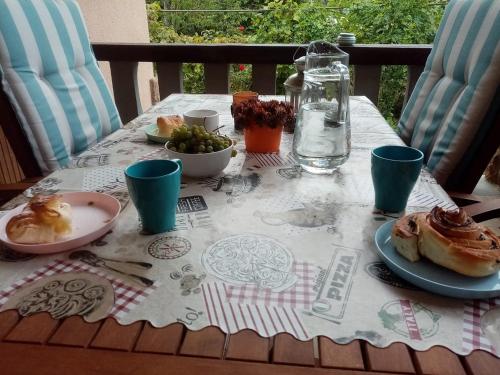 a table with plates of food on top of it at Mályva-ház Verőce in Verőce