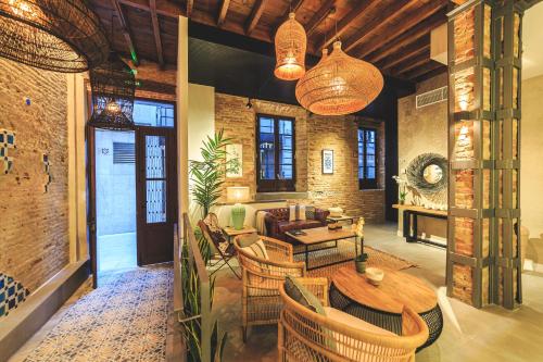 comedor con mesa de madera y sillas en Hotel La Casa de Los Mosaicos, en Granada