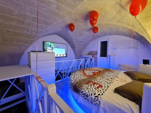 Zimmer mit einem Bett in einem Zimmer mit roten Ballons in der Unterkunft Duecuori & Una spa in Lecce