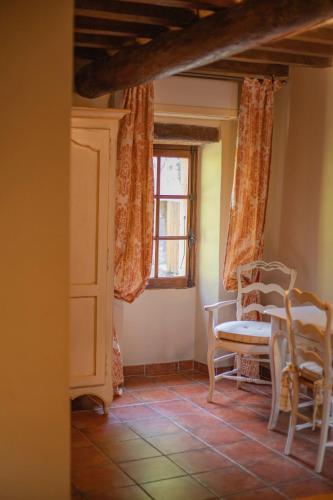 Ruang duduk di Le Vieux Moulin de Jouques