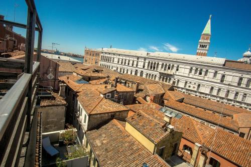 an aerial view of a city with buildings and roofs at Hotel Antigo Trovatore in Venice