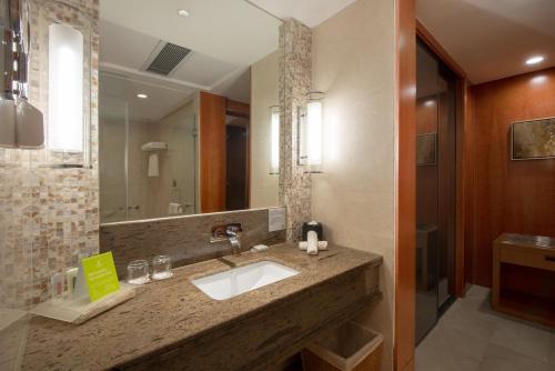 A bathroom at Holiday Inn Hangzhou CBD, an IHG Hotel