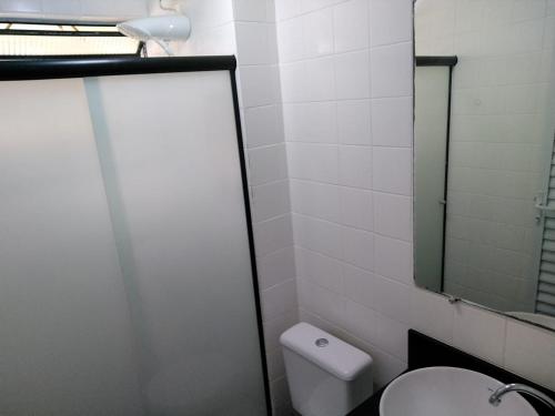 La salle de bains est pourvue de toilettes, d'un lavabo et d'un miroir. dans l'établissement LA15-Bertioga, Próximo ao SESC, Riviera, Vista Linda, Indaiá, à Bertioga