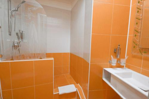 Ένα μπάνιο στο Seven Eleven Apartment HOTEL in Most City
