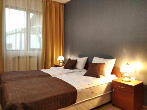 En eller flere senge i et værelse på private apartments Emerald