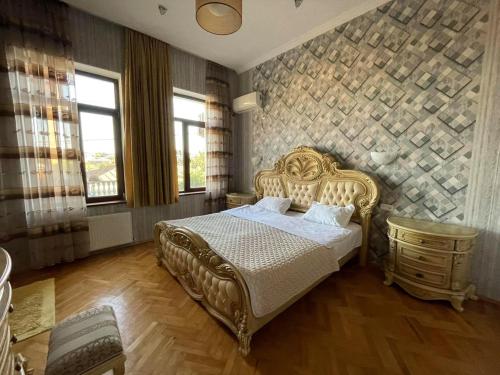1 dormitorio con cama y pared de piedra en Hostel Kutaisi by Kote, en Kutaisi