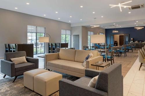 Χώρος καθιστικού στο Comfort Suites Cincinnati University - Downtown