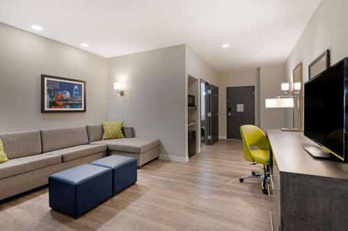Μια τηλεόραση ή/και κέντρο ψυχαγωγίας στο Comfort Suites Cincinnati University - Downtown
