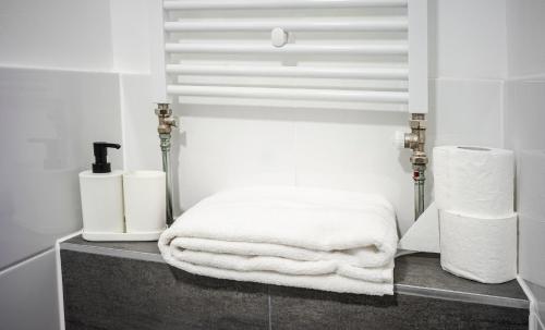 een badkamer met witte handdoeken op een aanrecht bij Löwen Hotel in Radevormwald