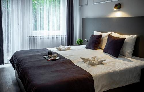 A bed or beds in a room at Löwen Hotel