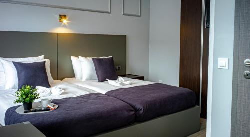 Postel nebo postele na pokoji v ubytování Löwen Hotel