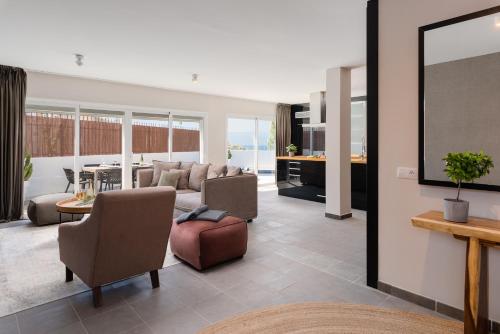 sala de estar con sofá y comedor en Luxury Villa Callao private heated pool, en Callao Salvaje