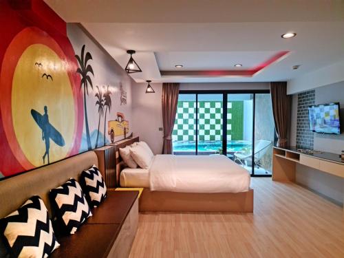 une chambre avec un lit et un canapé dans l'établissement OneLoft Hotel, à Karon Beach