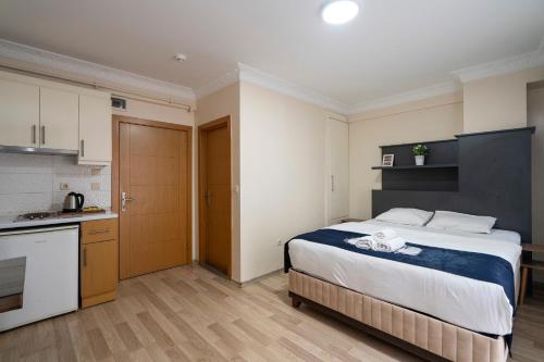 a hotel room with a bed and a kitchen at Asteria House in Istanbul