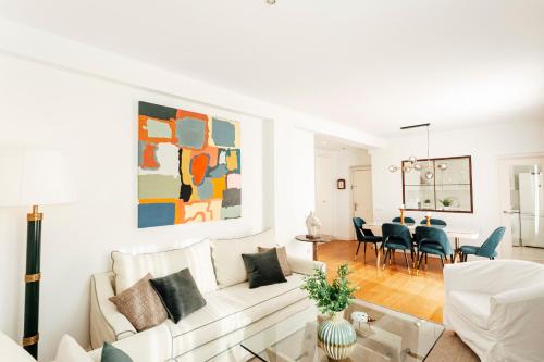 sala de estar con sofá blanco y mesa en Minty Stay 3BD Apartment - Triana en Sevilla