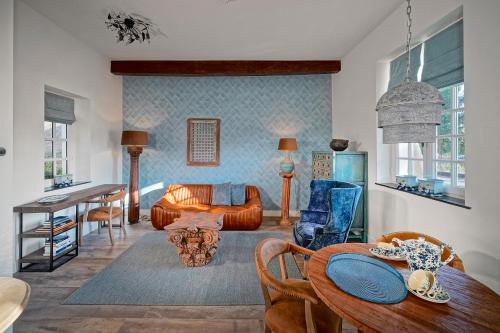 ein Wohnzimmer mit einem Tisch und einem Sofa in der Unterkunft Hotel Abdijhof Thorn in Thorn