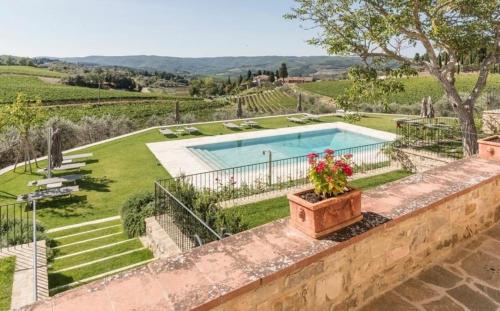 une image d'une villa avec une piscine dans l'établissement Villa Torre Greve, à Greve in Chianti