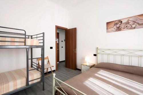 Ein Etagenbett oder Etagenbetten in einem Zimmer der Unterkunft Bilocale Cilea con balcone