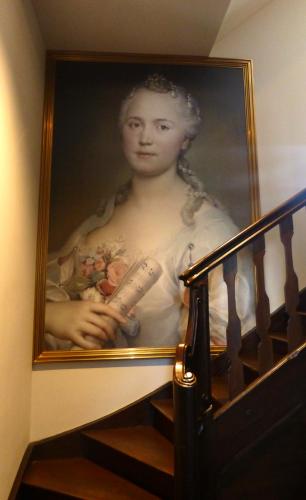 a painting of a woman holding a syringe at Hotel Abdijhof Thorn in Thorn