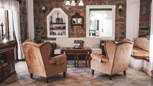 a living room with two chairs and a table at Muhafazakar Aileye Tam Korunaklı Özel Havuzlu Malikane 8+2 in Bodrum City