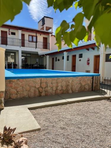 卡法亞特的住宿－Hotel del Sol Cafayate，房屋前的游泳池
