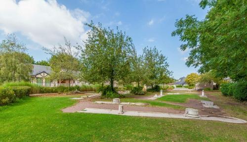 Κήπος έξω από το Village Pierre & Vacances Normandy Garden
