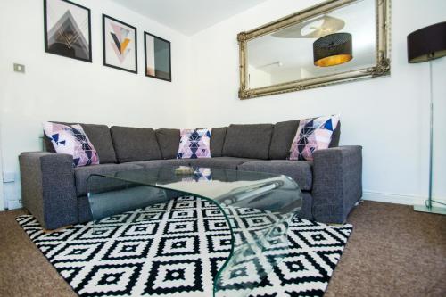 sala de estar con sofá y mesa de cristal en Cannon Place - Central - by Brighton Holiday Lets, en Brighton & Hove