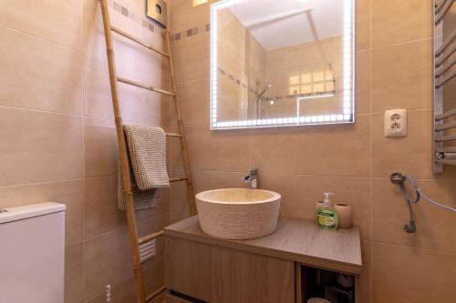 A bathroom at Front line townhouse Face la mer in Ferragudo luxury sea views