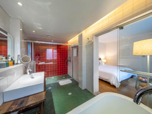 Koupelna v ubytování 6號花園別墅酒店 Shenzhen No'6 Garden Villa --French Window with garden view,Close to Sea World &Shekou Ferry Port &K11 Ecoast &Subway Nearby ,Offer Western food and coffee &English speaking with tour services
