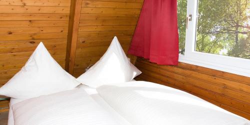 Tempat tidur dalam kamar di Ferienhauspark Asgard im Dampland