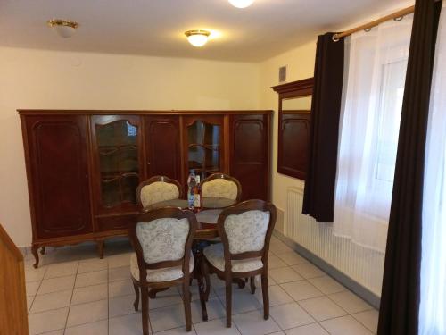 a dining room with a table and chairs at Krisztina Apartman 1- Szigethalom in Szigethalom